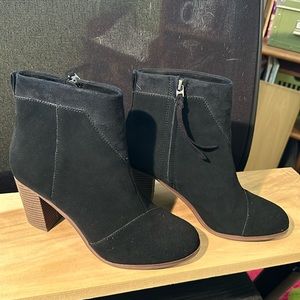 Tom’s black suede boots